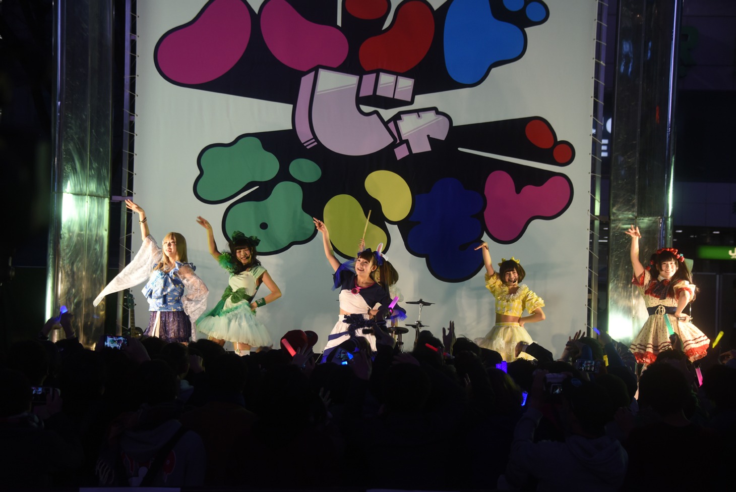 東京・新宿ステーションスクエアでのフリーライブの様子。