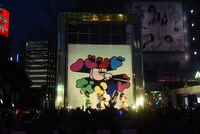 東京・新宿ステーションスクエアでのフリーライブの様子。