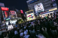 東京・新宿ステーションスクエアでのフリーライブの様子。（撮影：笹森健一）
