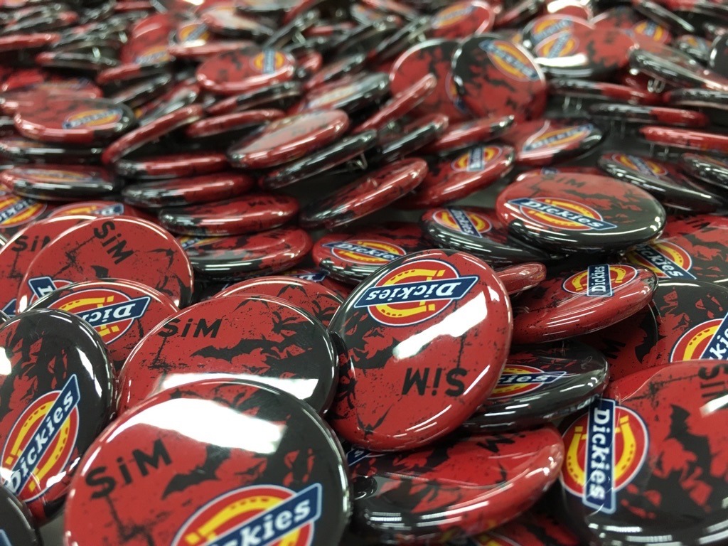 SiM × Dickies × ムラサキスポーツコラボキャンペーン特典の缶バッジ。