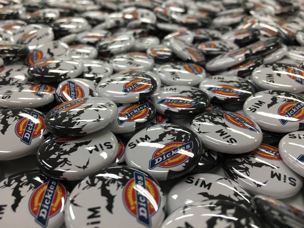 SiM × Dickies × ムラサキスポーツコラボキャンペーン特典の缶バッジ。