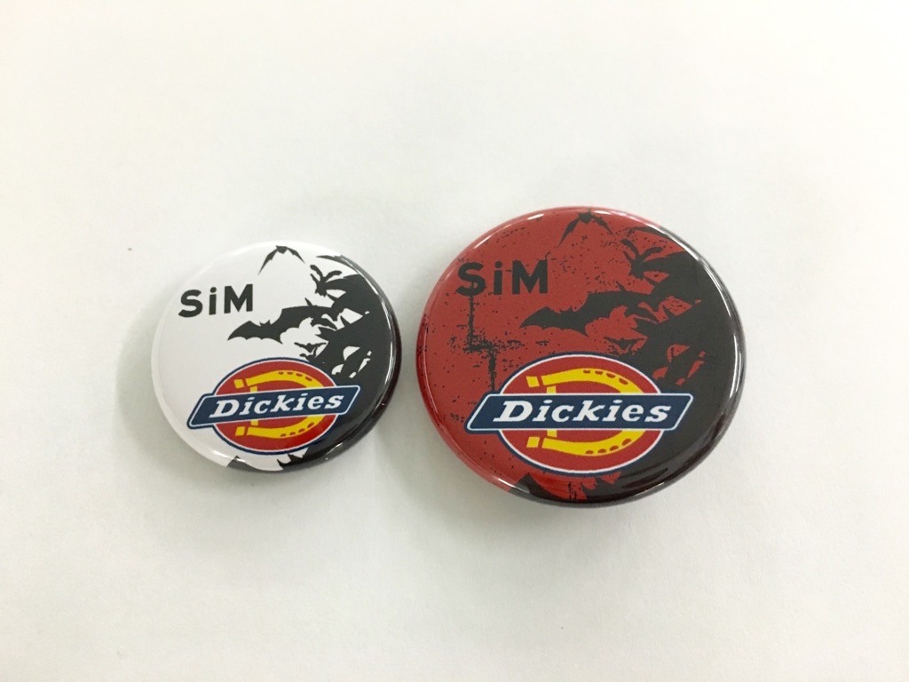 SiM × Dickies × ムラサキスポーツコラボキャンペーン特典の缶バッジ。