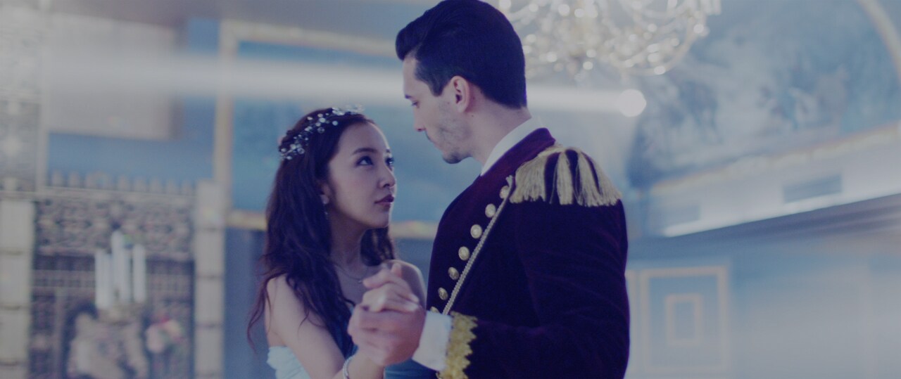 板野友美、新曲MVで姫と老婆の1人2役