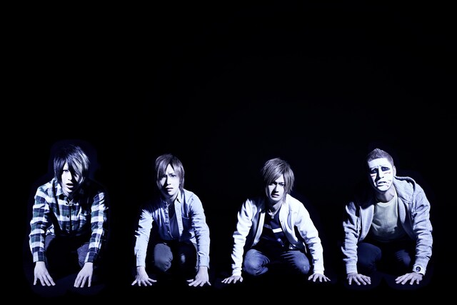 ゴールデンボンバー。右が樽美酒研二、右から2番目が喜矢武豊。