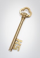 板野友美「HIDE & SEEK」初回限定盤Bに付属する「H&S KEYCHARM」。