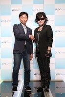 左からフジゲームスの種田慶郎社長、Toshl。
