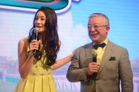 （左から）足立梨花、井崎脩五郎。