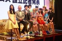 左から足立梨花、井崎脩五郎、バカリズム、でんぱ組.inc、武田玲奈。