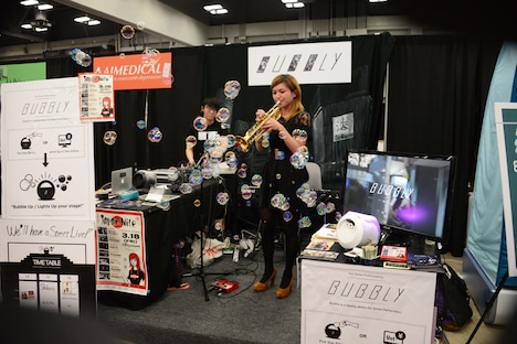 「SXSW 2016」トレードショー内「BUBBLY」ブースでの山崎千裕によるパフォーマンスの様子。