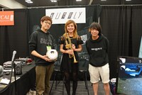 「BUBBLY」を出展した学生と、ソロパフォーマンスを行った山崎千裕。