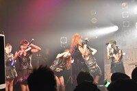 「#PANAiii」の歌唱中、メンバーをチェキで撮影するKAEDE。