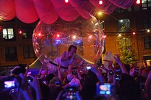 水曜日のカンパネラのライブの様子。