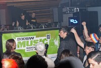 リッチー・ホウティンによるDJプレイの様子。