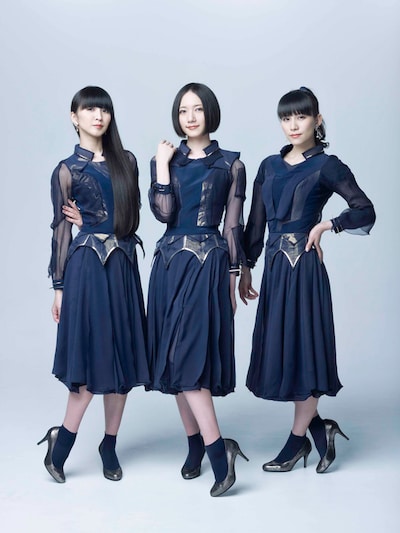 「Perfumeダンスヒール」ブラックゴールドを履いたPerfume。
