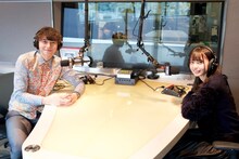 ハリー杉山と、齋藤飛鳥（乃木坂46）。