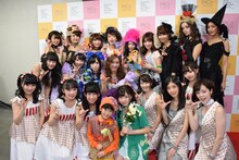 舞川あやが手がけた衣装を着て記念撮影するLinQ。(写真提供：ジョブ・ネット)