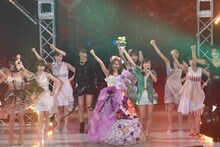 舞川あやが手がけた衣装を着てファッションショーとライブに出演するLinQ。（写真提供：ジョブ・ネット）