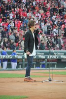 国歌独唱する田邊駿一（BLUE ENCOUNT）