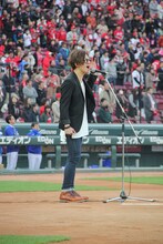 国歌独唱する田邊駿一（BLUE ENCOUNT）