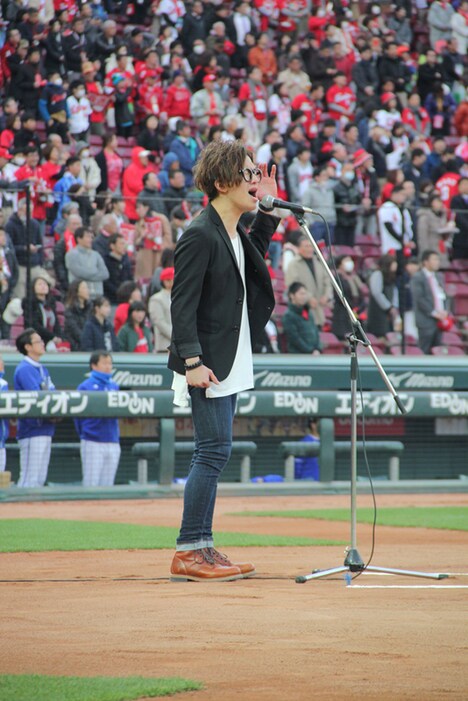 国歌独唱する田邊駿一（BLUE ENCOUNT）