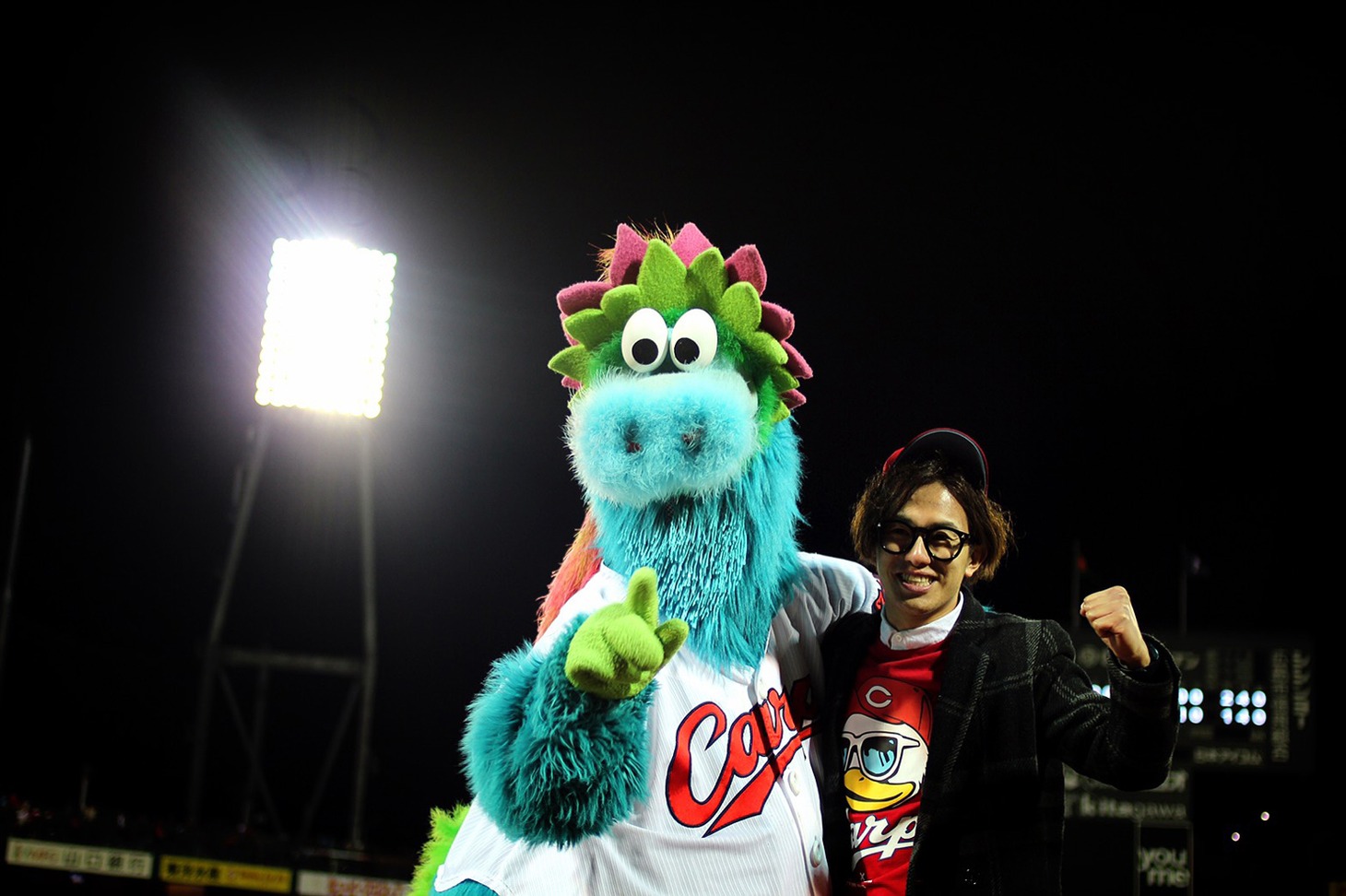 スラィリー（広島東洋カープのマスコットキャラクター）と、田邊駿一（BLUE ENCOUNT）。