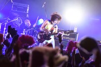 中尊寺まい（Vo, G / ベッド・イン）（撮影：釘野孝宏）