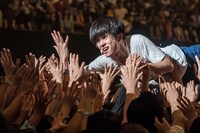 最前列から後方ブロックの後列までクラウドサーフするヤマサキセイヤ（Vo, G）（撮影：丹部美咲）