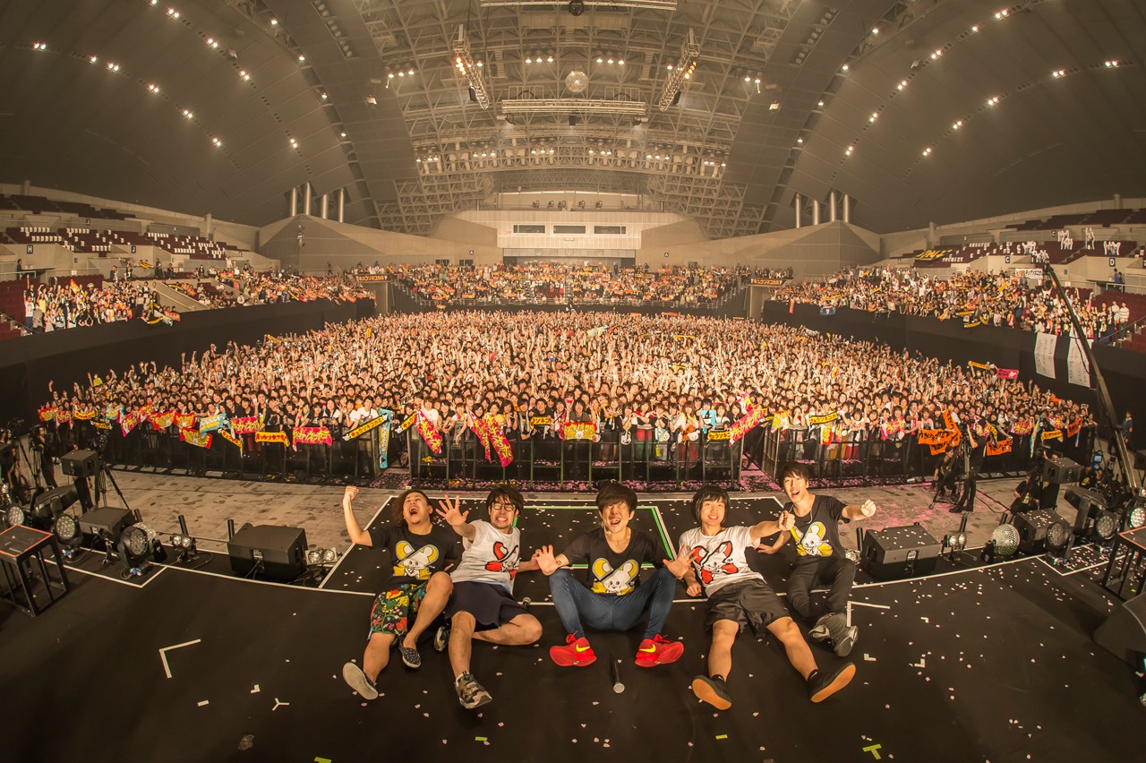 キュウソネコカミ「DMCC REAL ONEMAN TOUR -EXTRA!!!-」千葉・幕張イベントホール公演の様子。（撮影：丹部美咲）