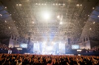 「ハッピーポンコツ」演奏中に放たれた銀テープ。（撮影：丹部美咲）