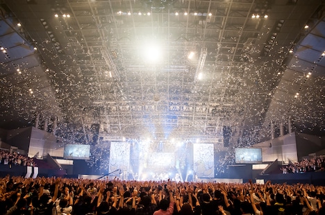 「ハッピーポンコツ」演奏中に放たれた銀テープ。（撮影：丹部美咲）