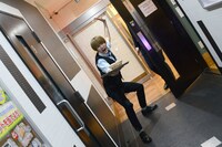 入室前にポーズを決める島田翼。