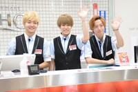 ファンのお見送りをする（左から）黒川ティム、島田翼、清水大樹。