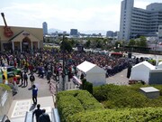 ばってん少女隊「メジャーデビューが決まってもバッテンばっか、それって伸び白ですねぇ！ツアー」福岡・ヤフオク!ドーム敷地内公演の様子。