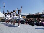 ばってん少女隊「メジャーデビューが決まってもバッテンばっか、それって伸び白ですねぇ！ツアー」福岡・ヤフオク!ドーム敷地内公演の様子。