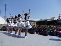 ばってん少女隊「メジャーデビューが決まってもバッテンばっか、それって伸び白ですねぇ！ツアー」福岡・ヤフオク!ドーム敷地内公演の様子。