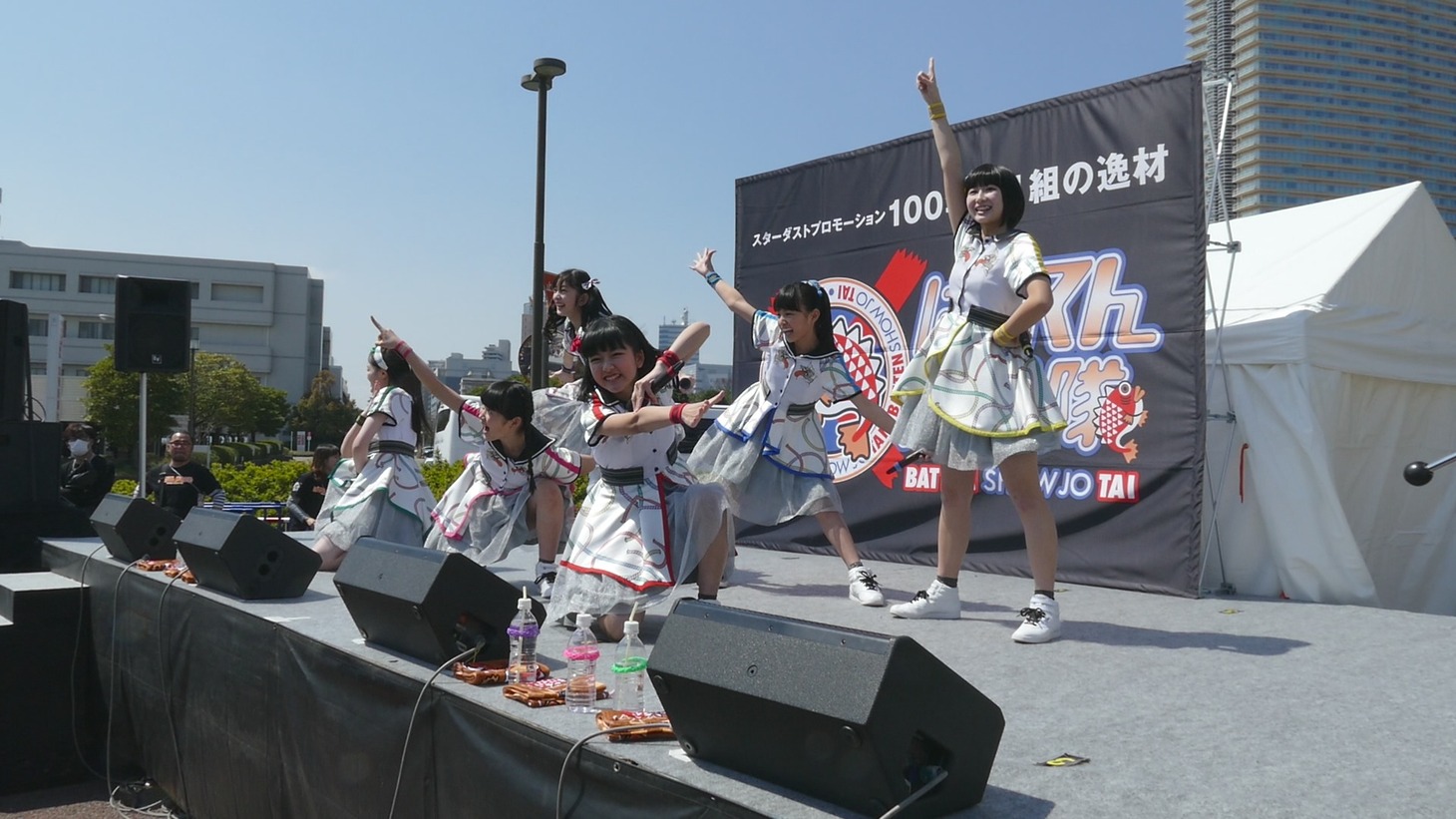 ばってん少女隊「メジャーデビューが決まってもバッテンばっか、それって伸び白ですねぇ！ツアー」福岡・ヤフオク!ドーム敷地内公演の様子。