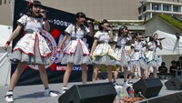 ばってん少女隊「メジャーデビューが決まってもバッテンばっか、それって伸び白ですねぇ！ツアー」福岡・ヤフオク!ドーム敷地内公演の様子。