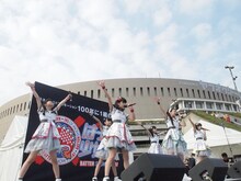 ばってん少女隊「メジャーデビューが決まってもバッテンばっか、それって伸び白ですねぇ！ツアー」福岡・ヤフオク!ドーム敷地内公演の様子。
