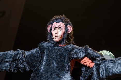 猿になったヤマサキセイヤ（Vo, G）。（撮影：丹部美咲）