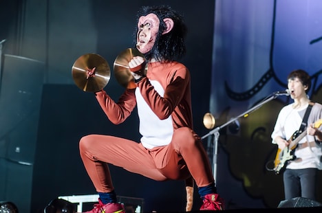 猿になったヤマサキセイヤ（Vo, G）。（撮影：丹部美咲）