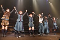 BiSH「BiSH IDOL SWINDLE TOUR」東京・ステラボール公演の様子。