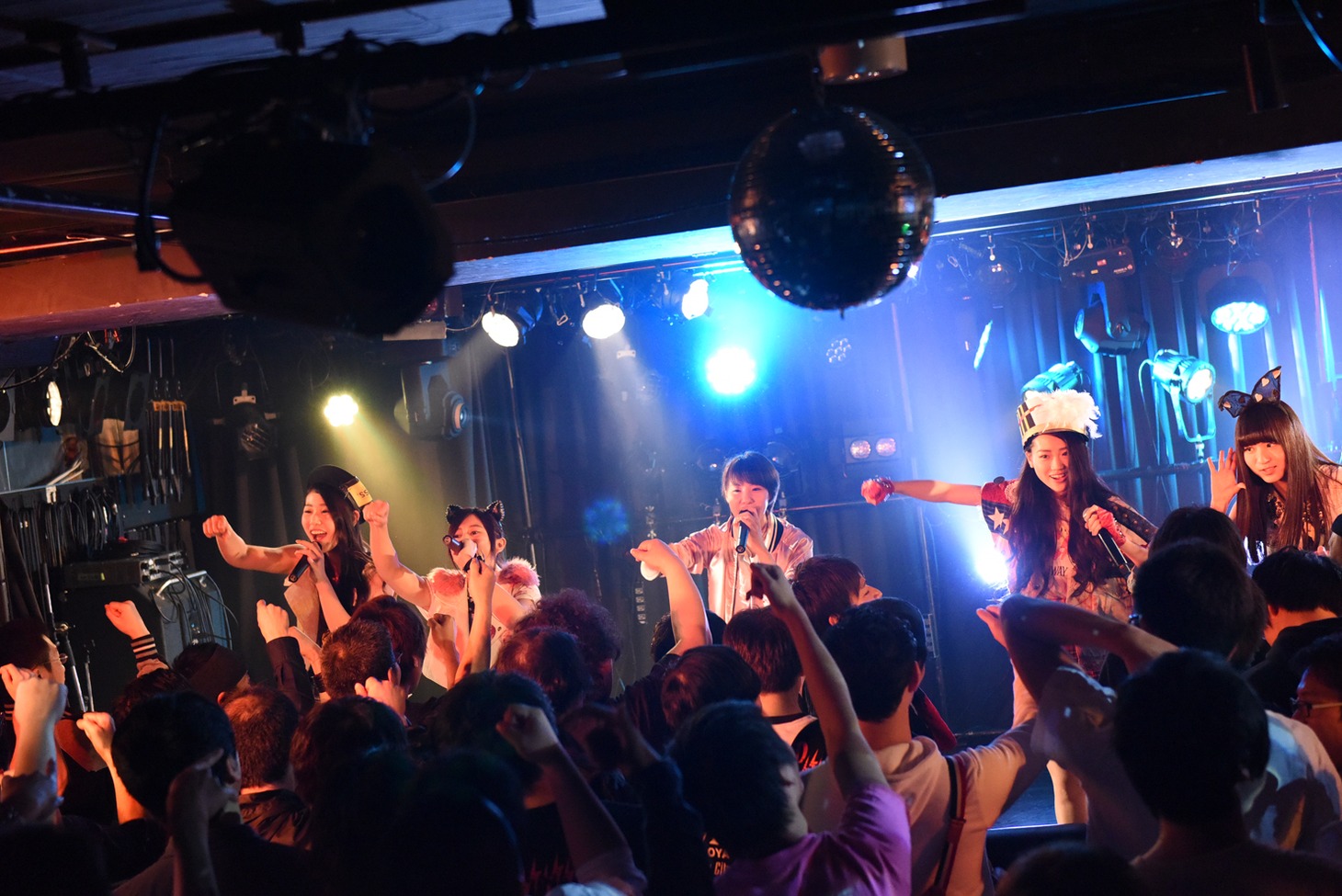 「PiiiiiiiN 3カ月連続出張定期公演 ～Road to Zepp DiverCity～」大阪公演の様子。