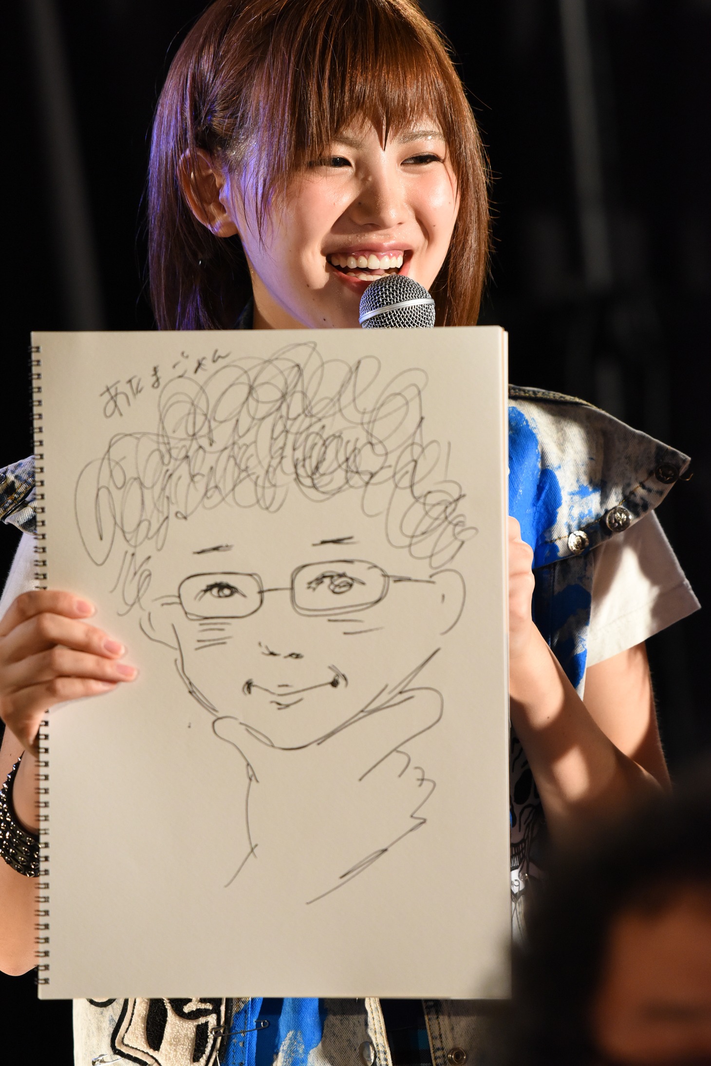 ファンの似顔絵を描く原あやの。