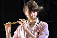 篠笛を吹く久保村りず。