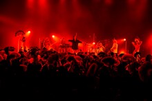 アンコールで競演する女王蜂とベッド・イン。（撮影：釘野孝宏）