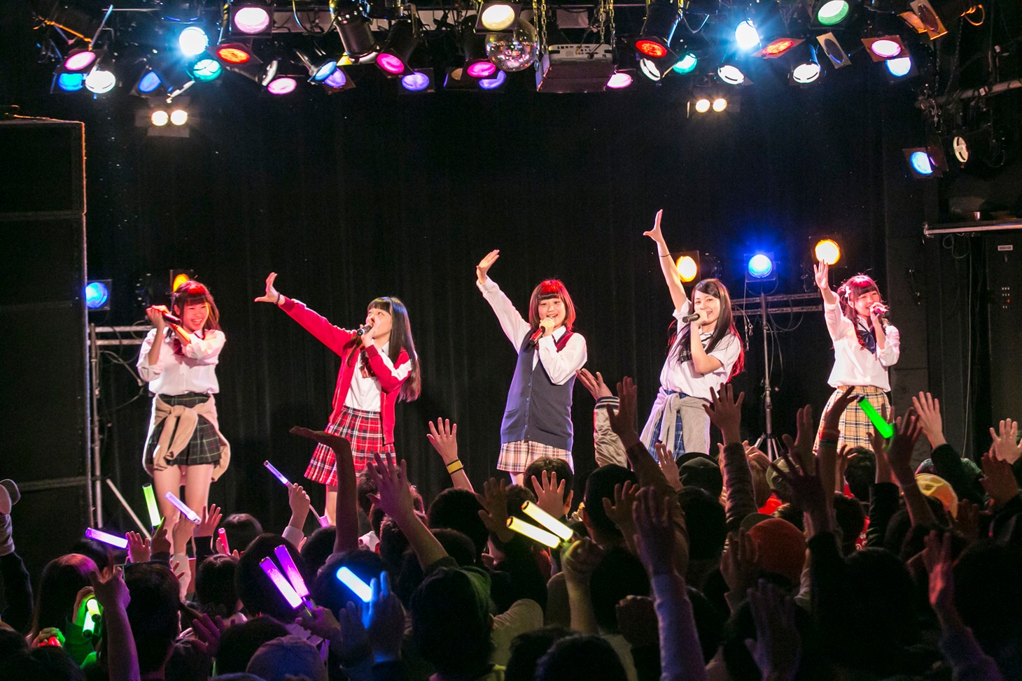 神宿定期公演「神が宿る場所～卒業式スペシャル～」の様子。（撮影:藤巻祐介）
