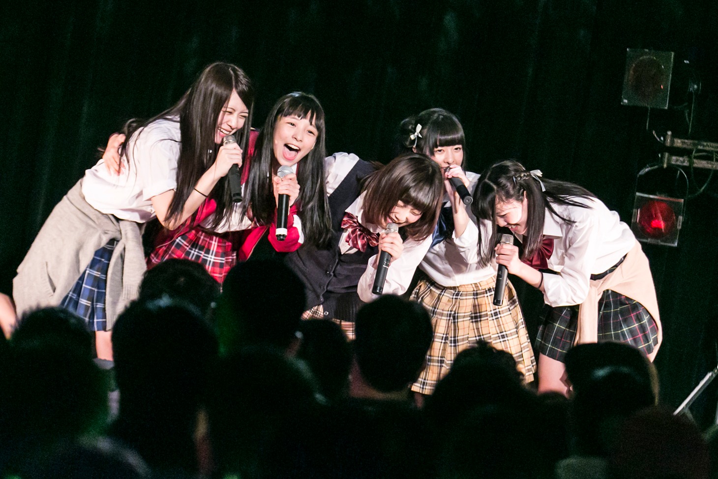 神宿定期公演「神が宿る場所～卒業式スペシャル～」の様子。（撮影:藤巻祐介）