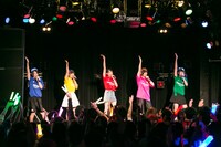 神宿定期公演「神が宿る場所～神宿×FOOTBALL～」の様子。（撮影:藤巻祐介）