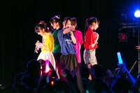 神宿定期公演「神が宿る場所～神宿×FOOTBALL～」の様子。（撮影:藤巻祐介）