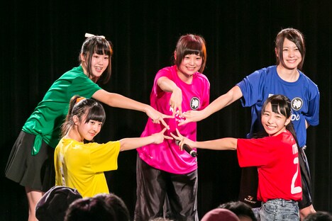 神宿定期公演「神が宿る場所～神宿×FOOTBALL～」の様子。（撮影:藤巻祐介）